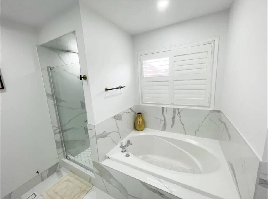 Elegant & Luxurious 3 Bedroom Home Миссиссага Экстерьер фото